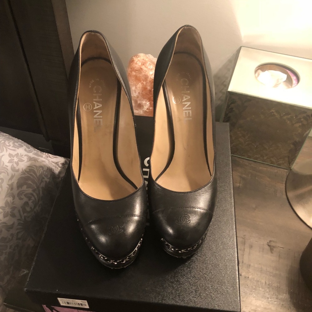 Chanel chain link 👠 heels!